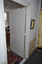 <p>18e-eeuwse paneeldeur met bijbehorend kozijn op de eerste verdieping van Harm Smeengekade 7a.</p>
